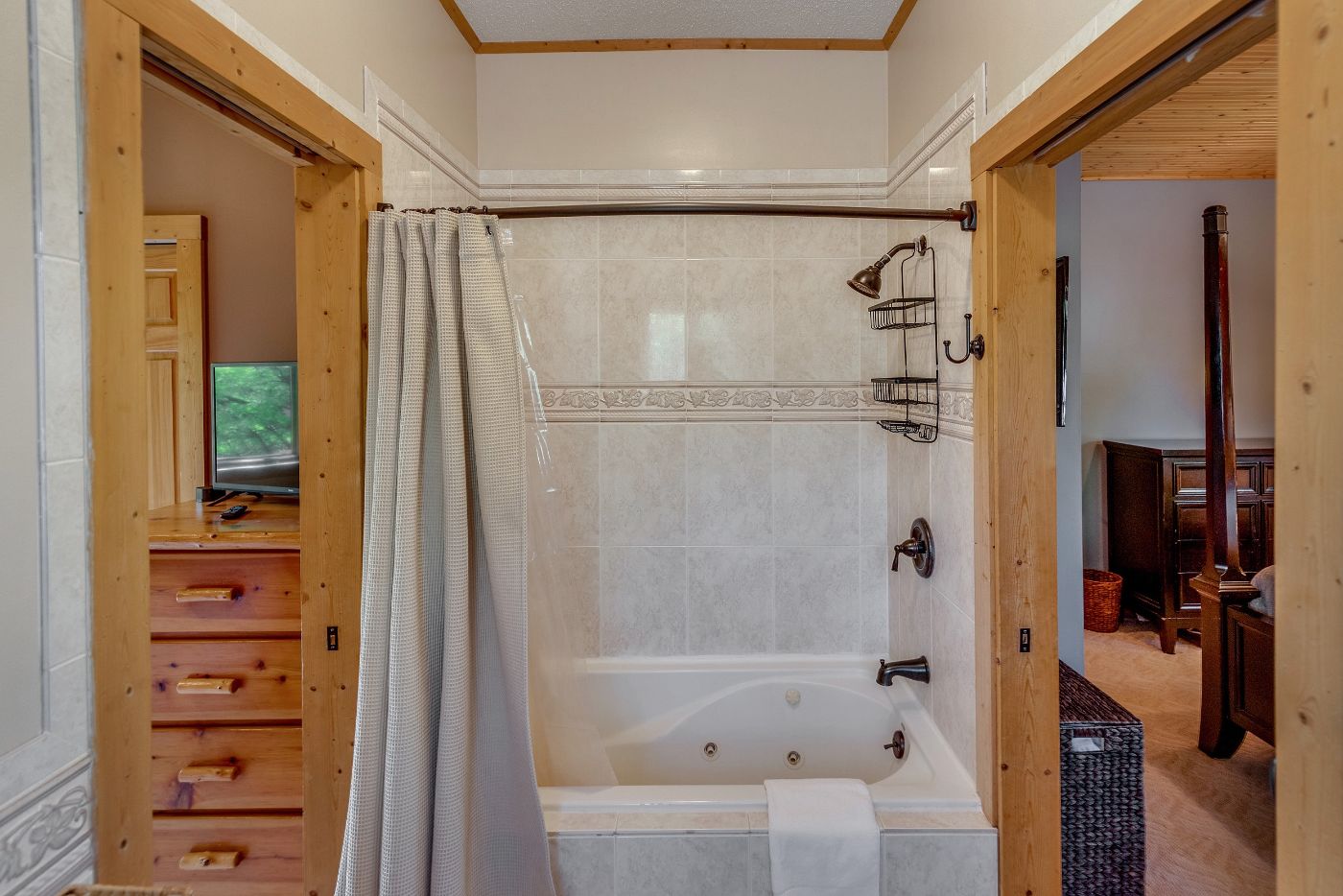 Jack-and-jill bath with jet tub